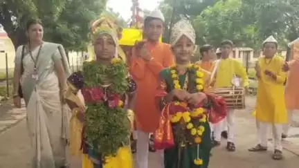 बसमत: शहरात छत्रपती शिवाजी विद्यालयातील चिमुकल्यांनी आषाढी एकादशीनिमित्त विठ्ठल-रुक्मिणीच्या वेशभूषेत काढली प्रभात फेरी
