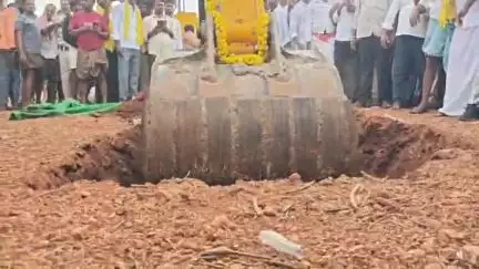 రాయదుర్గం: వెస్ట్ కోడిపల్లి వద్ద జీడిపల్లి భైరవానితిప్ప ప్రాజెక్ట్‌ కాలువ నిర్మాణ పనులను ప్రారంభించిన ప్రభుత్వ విప్ కాలవ శ్రీనివాసులు