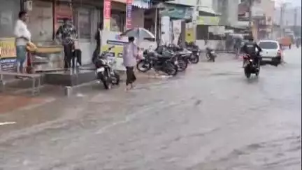 બોડેલી: શહેરમાં ધોધમાર વરસાદના પગલે નીચાણવાળા વિસ્તારોમાં પાણી ભરાયાં