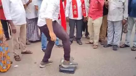 గుంటూరు: పెంచిన విద్యుత్ ఛార్జీలను తగ్గించాలంటూ నగరంలో విద్యుత్ స్మార్ట్ మీటర్లను ధ్వంసం చేసిన సీపీఐ నేతలు