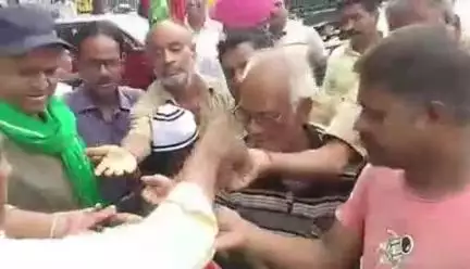 गोलमुरी-सह-जुगसलाई: राष्ट्रीय जनता दल के स्थापना दिवस के अवसर पर जमशेदपुर में कार्यकर्ताओं ने एक क्विंटल लड्डू बांटे