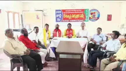 పెట్టుబడిదారుల కోసమే కేంద్ర ప్రభుత్వం లేబర్ కోడ్‌లను తీసుకొచ్చిందని వెంటనే రద్దు చేయాలని రామ్ నగర్‌లో అఖిలపక్ష నేతలు డిమాండ్