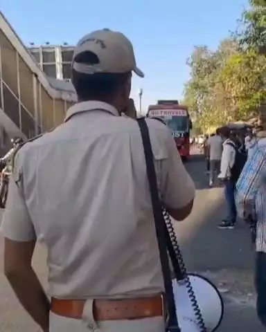 जयपुर: RTO ने जयपुर शहर में नियमों के विरुद्ध चल रही लोक परिवहन बसों पर की कार्रवाई, काटे चालान