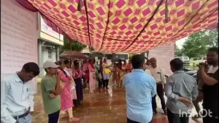 डूंगरपुर: जिला अस्पताल में लीड प्राइवेट प्लेसमेंट एजेंसी के कार्मिकों का धरना 16वें दिन भी जारी, जमकर की नारेबाजी