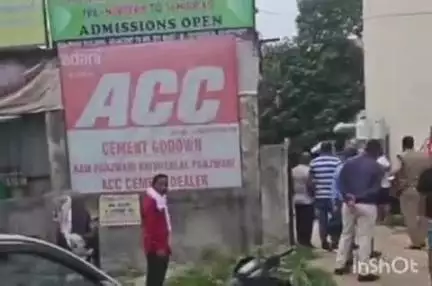 हरिद्वार: शहर के बीचोंबीच खन्नानगर के पास खाली पड़े प्लॉट पर कब्जा करने पहुंचे कई लोगों को ज्वालापुर पुलिस ने हिरासत में लिया