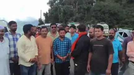 चम्पावत: भंडारबोरा सीट से भाजपा अधिकृत प्रत्याशी शैलेश जोशी का नामांकन, पूर्व मंडल अध्यक्ष कमल रावत और अशोक महर भी शामिल