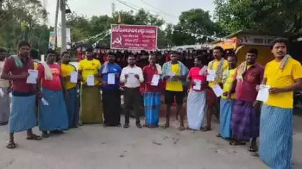 గద్వాల్: రాజ్యాంగం కల్పించిన హక్కులను కాలరాస్తున్న రాజకీయ పార్టీలు: జిల్లా కేంద్రంలో సీఐటీయూ జిల్లా ఉపాధ్యక్షుడు నరసింహ