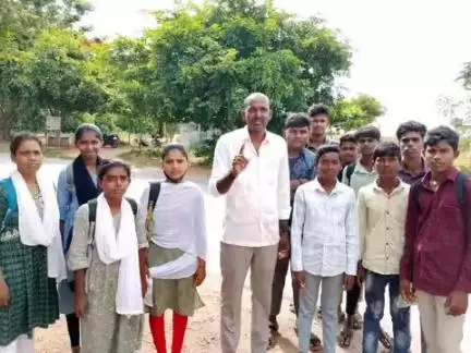 గద్వాల్: కేటి దొడ్డి మండలం కొండాపురం, వెంకటాపురం, ఇరుకుచేడు గ్రామాలకు బస్సు సౌకర్యం కల్పించాలని రోడ్డెక్కిన విద్యార్థులు