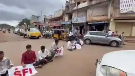 వికారాబాద్: ఫీజు రియంబర్స్‌మెంట్‌, స్కాలర్షిప్ బకాయిలను వెంటనే విడుదల చేయాలంటూ జిల్లా కేంద్రంలో ఎస్ఎఫ్ఐ నాయకులు ధర్నా