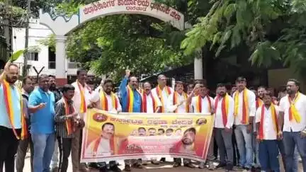 ಧಾರವಾಡ: ದ್ವಿಭಾಷಾ ನೀತಿ ಜಾರಿಗೆ ಆಗ್ರಹಿಸಿ ನಗರದ ಜಿಲ್ಲಾಧಿಕಾರಿ ಕಚೇರಿ ಮುಂದೆ ಕರವೇ ಪ್ರತಿಭಟನೆ