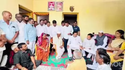 अहमदपूर: हडोळती येथील वृद्ध शेतकऱ्याचे सहकार मंत्री बाबासाहेब पाटील यांनी भरले थकीत कर्ज, घेतली वृद्ध दाम्पत्याची भेट