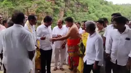 గిద్దలూరు: రాచర్ల మండలంలోని రంగనాయక స్వామి ఆలయాన్ని సందర్శించి ఆలయాన్ని అభివృద్ధి చేస్తామన్న ఎంపీ మాగుంట శ్రీనివాసులు రెడ్డి
