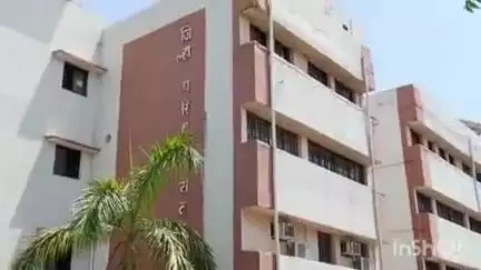 बाभूळगाव: नगरपंचायत मुख्याधिकाऱ्यांचा अजब कारभार, जिल्हा परिषदेच्या जागेवर आठवडी बाजार भरवून केला लिलाव