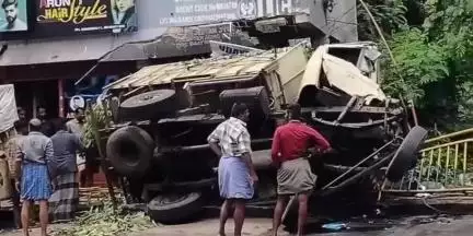പുനലൂർ: അലിമുക്കിൽ നിയന്ത്രണം വിട്ട ലോറി മറിഞ്ഞ് അപകടം, ഡ്രൈവർക്ക് സാരമായി പരിക്കേറ്റു
