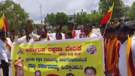 ಕೊಪ್ಪಳ: ದ್ವಿಭಾಷಾ ನೀತಿ ಜಾರಿಗೆ ಆಗ್ರಹಿಸಿ ನಗರದಲ್ಲಿ ಕರವೇ ಪ್ರತಿಭಟನೆ