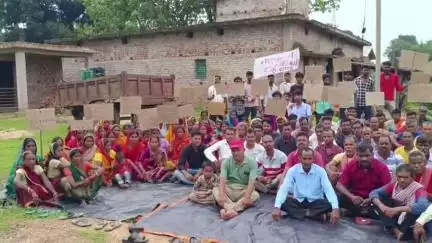 टाटीझरिया: पलमा में आरोपी की गिरफ्तारी पर अड़े परिजन, ग्रामीणों ने शव का अंतिम संस्कार नहीं किया