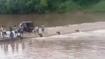 मंडला: लफरा और हरदेनगर के बीच सुरपन नदी पर बने पुल के किनारे से मिट्टी का हुआ कटाव, पुल के क्षतिग्रस्त होने से बढ़ी परेशानी