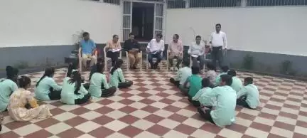 માલપુર: અનાથનો નાથ બની સમર્પણ ટ્રસ્ટ દ્વારા માલપુરની પી.જી.મહેતા હાઈસ્કુલ ખાતે જરૂરિયાતમંદ વિદ્યાર્થીઓને શૈક્ષણિક સહાય અપાઈ