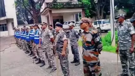 डुमरी: मुहर्रम को लेकर एसडीएम के नेतृत्व में डुमरी और निमियाघाट में पुलिस ने फ्लैग मार्च किया