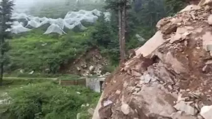 निरमंड: ठारला सगोफा सड़क मार्ग यातायात के लिए 5 दिनों से अवरुद्ध