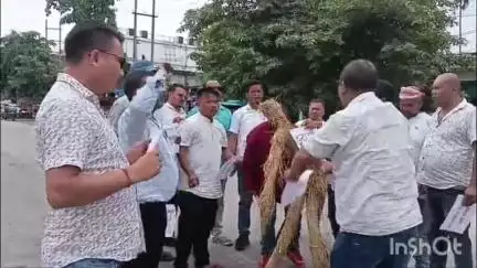 ধেমাজি: বিধায়ক ভূৱন পেগুৰ প্ৰতিকৃতি দাহ কৰি ডিমৌত সাংবাদিক আক্ৰমণৰ ঘটনাৰ প্ৰতিবাদত জিলা সদৰত ঐক্য মঞ্চৰ উত্তাল প্ৰতিবাদ