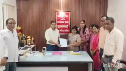 साकोली: शहरातील पंचशील वार्डातील अजित बाबा चौकातील रस्ते व स्ट्रीट लाईटसाठी नागरिकांनी मुख्याधिकाऱ्यांना दिले निवेदन