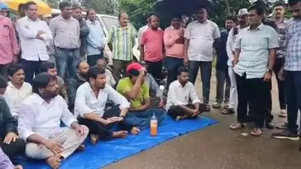 జిల్లా కలెక్టర్ హామీతో రోడ్ల విస్తరణను కొనసాగించాలంటూ పట్టణంలో చేపట్టిన ధర్నాను విరమించిన MLA మత్స్యరాస విశ్వేశ్వరరాజు