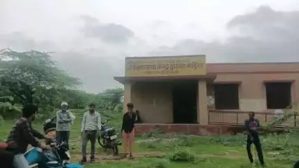 हीरा का बाड़िया उप स्वास्थ्य केंद्र पर ग्रामीणों का फूटा गुस्सा, जताया विरोध #jansamasya
