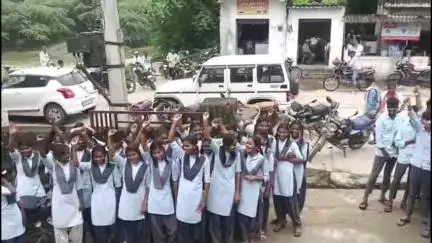 आबू रोड: आबूरोड के चनार गांव में पेयजल संकट को लेकर स्कूली बच्चों ने किया जोरदार विरोध-प्रदर्शन