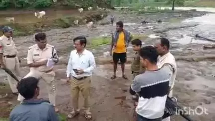 निवास: ग्राम बनार में नाला पार करते समय पैर फिसलने से स्टॉप डैम में गिरकर पानी में बही एक महिला, तलाश जारी