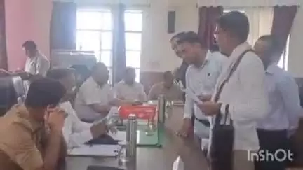 सादाबाद: सादाबाद तहसील सभागार में आयोजित तहसील समाधान दिवस में अधिकारियों ने फरियादियों की सुनी शिकायतें