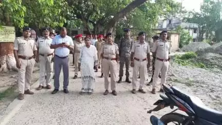 सहदेई बुजुर्ग: मुहर्रम को लेकर सहदेई पुलिस ने सहदेई बुजुर्ग थाना क्षेत्र में निकाला फ्लैग मार्च