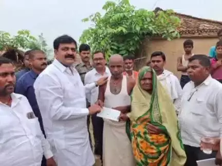 चैनपुर: लोहारा में दो दिन पहले डूबकर एक व्यक्ति की हुई मौत, अल्पसंख्यक कल्याण मंत्री मो जमा खां ने परिजनों को ₹4 लाख का चेक दिया