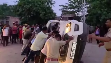 जगदीशपुर: जगदीशपुर थाना क्षेत्र के तेंदूनी के पास सड़क हादसे में एक की मौत, दो घायल