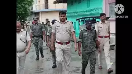 चैनपुर: मोहर्रम की पूर्व संध्या पर चैनपुर पुलिस ने निकाला फ्लैग मार्च, शांति से जुलूस निकालने की अपील