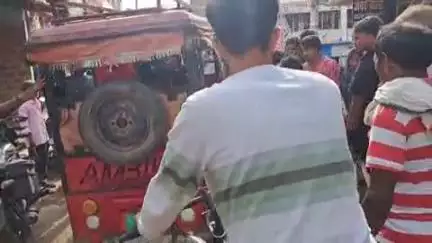 खड़गपुर: मुख्य बाजार में पीएनबी एटीएम गली के पास ई-रिक्शा चालक ने बुलेट सवार को मारी टक्कर, अफरा-तफरी मची