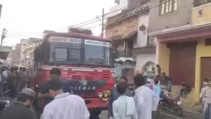इटावा: मामा मील मकसूदपुरा के पास शार्ट सर्किट से मकान में लगी आग, भतीजी की शादी के लिए रखा दहेज का सामान जलकर हुआ राख