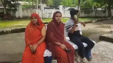 मुरैना नगर: बैरियर चौराहे पर ई-रिक्शा में बैठी महिला के पर्स से 10-12 तोला सोना गायब, पुलिस ने अज्ञात चोर के खिलाफ दर्ज की FIR