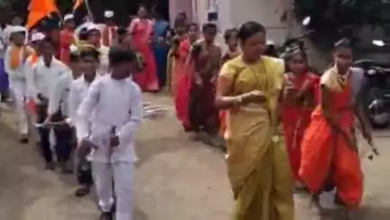 राहुरी: वळण येथील जिल्हा परिषद प्राथमिक शाळेतील चिमुकल्या विद्यार्थ्यांनी काढली शिस्तबद्ध दिंडी