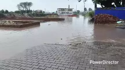 नाहन: कालाअंब में ईएसआई अस्पताल को जोड़ने वाली मुख्य सड़क तालाब में तब्दील, अधिकारियों ने मौके पर पहुंचकर लिया स्थिति का जायजा