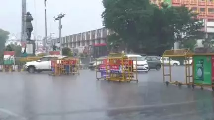 प्रयागराज में भारी बारिश के चलते तापमान में गिरावट दर्ज; मौसम विभाग ने आगामी दिनों में भी बिजली चमकने और गरज के साथ बारि
