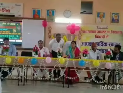 चितरंगी: शासकीय कन्या उच्चतर माध्यमिक विद्यालय चितरंगी में राज्य मंत्री राधा सिंह द्वारा छात्राओं को लैपटॉप वितरण