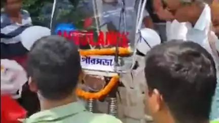 বোলপুর-শ্রীনিকেতন: বোলপুরে শুরু হলো টোটো অ্যাম্বুলেন্স পরিষেবা।বোলপুর পৌরসভার সব সময় মানুষের পাশে,