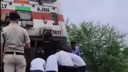 गोहरगंज: पंजाब मेल के इंजन में फंसा महिला का शव, औबेदुल्लागंज स्टेशन के पास 2 घंटे तक खड़ी रही ट्रेन