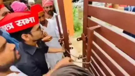 सीतापुर: जनपद में प्राथमिक विद्यालय बंद किए जाने के विरोध में सपा कार्यकर्ताओं ने किया प्रदर्शन, BSA कार्यालय में जड़ा ताला
