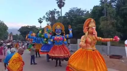 பழனி: முருகன் கோயில் கிரிவலப் பாதையில் தெய்வங்களின் வேடம் அணிந்து வலம் வந்த கேரள பக்தர்கள்- அனைவரும் ஆச்சரியத்துடன் பார்த்து ரசித்தனர்