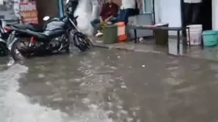 गोपद बनास: सीधी जिले के अस्पताल चौराहे पर तेज बारिश से दुकानों में भरा पानी, सड़कें बाधित