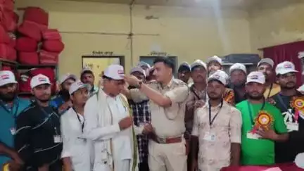डोमचांच: डोमचांच में पुलिस सहायता कार्यक्रम के तहत टोपी, बैच व आईडी कार्ड वितरित किए गए