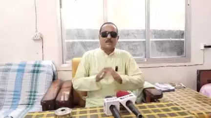 ধুবুৰী ভাগ: পংকজ পাঠকক আঠু কাঢ়ি ক্ষমা খুজা প্ৰসংগত চহৰত সমাজকৰ্মী ছিমুল সৰকাৰৰ সংবাদমেল