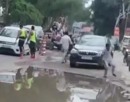 नारासन: पीरपुरा के पास कावड़ को टक्कर मारने का आरोप लगाकर कावड़ियों ने मचाया तांडव, मुस्लिम परिवार के साथ की गई मारपीट